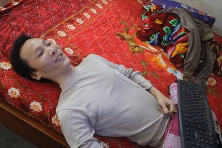 Hàng ngày anh Khang cần mẫn với công việc.