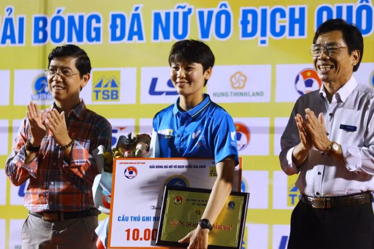 Hải Yến là vua phá lưới ở giải VĐQG nữ 2020 và là tuyển thủ Việt Nam.