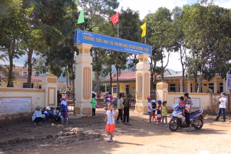 Với sự hỗ trợ của chính quyền, cộng đồng… việc dạy – học của các trường học ở Hướng Việt đã sớm đi vào ổn định. Ảnh: Ánh Ngọc
