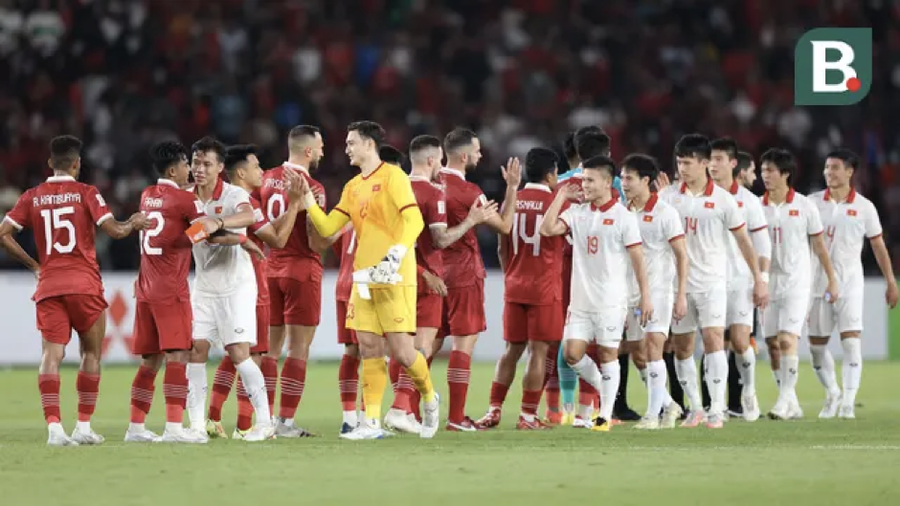 Các cầu thủ Indonesia và tuyển Việt Nam bắt tay nhau sau khi kết thúc trận lượt đi bán kết AFF Cup 2022 trên sân vận động Gelora Bung Karno – Indonesia vào 1/6/2023. Ảnh: Bola. Các cầu thủ Indonesia và tuyển Việt Nam bắt tay nhau sau khi kết thúc trận lượt đi bán kết AFF Cup 2022 trên sân vận động Gelora Bung Karno – Indonesia vào 1/6/2023. Ảnh: Bola.