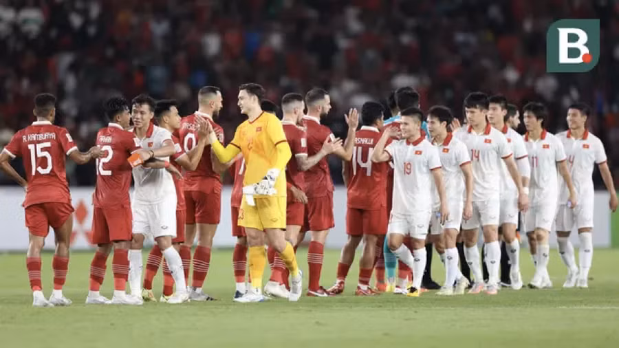 Các cầu thủ Indonesia và tuyển Việt Nam bắt tay nhau sau khi kết thúc trận lượt đi bán kết AFF Cup 2022 trên sân vận động Gelora Bung Karno – Indonesia vào 1/6/2023. Ảnh: Bola.