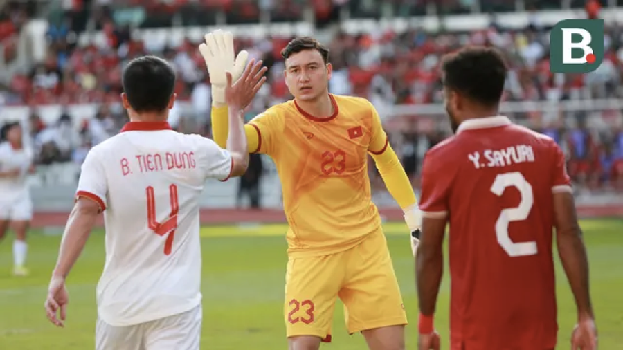 Thủ môn Đặng Văn Lâm cùng Bùi Tiến Dũng của tuyển Việt Nam khi đối đầu tuyển Indonesia ở trận lượt đi bán kết AFF Cup 2022. Ảnh: Bola. Thủ môn Đặng Văn Lâm cùng Bùi Tiến Dũng của tuyển Việt Nam khi đối đầu tuyển Indonesia ở trận lượt đi bán kết AFF Cup 2022. Ảnh: Bola.