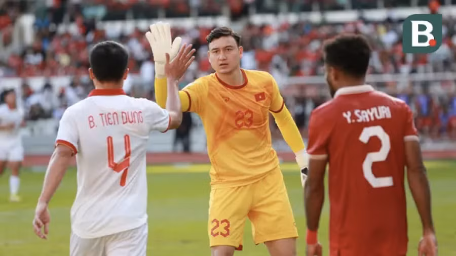 Thủ môn Đặng Văn Lâm cùng Bùi Tiến Dũng của tuyển Việt Nam khi đối đầu tuyển Indonesia ở trận lượt đi bán kết AFF Cup 2022. Ảnh: Bola.