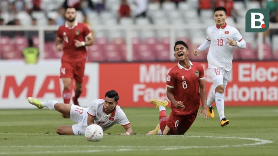 Cầu thủ Ferdinan (phải) của Indonesia ngã sau khi bị cầu thủ Văn Thanh Vũ của Việt Nam phạm lỗi ở trận lượt đi bán kết AFF Cup 2022. Ảnh: Bola. Cầu thủ Ferdinan (phải) của Indonesia ngã sau khi bị cầu thủ Văn Thanh Vũ của Việt Nam phạm lỗi ở trận lượt đi bán kết AFF Cup 2022. Ảnh: Bola.