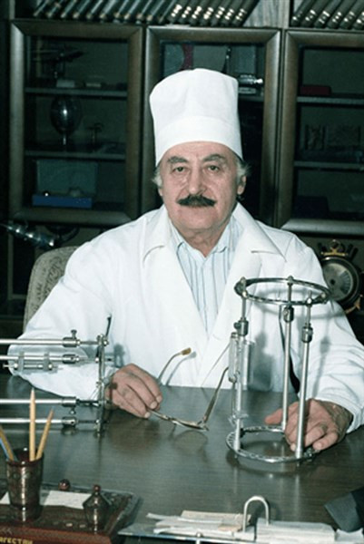 Gavriil Abramovich Ilizarov (15/6/1921 – 24/7/1992) và khung Ilizarov do chính ông phát kiến. Gavriil Abramovich Ilizarov (15/6/1921 – 24/7/1992) và khung Ilizarov do chính ông phát kiến.