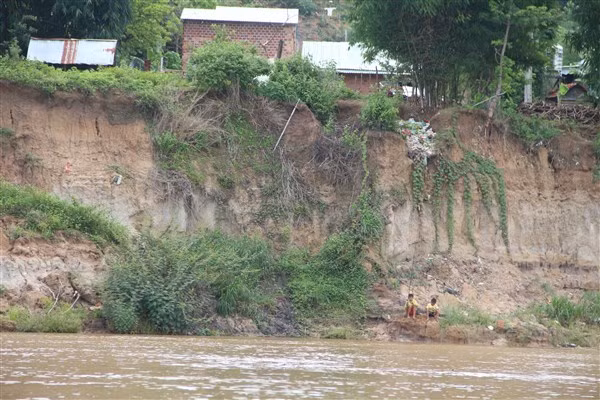 Bờ sông Đăk Bla bị sạt lở nghiêm trọng.