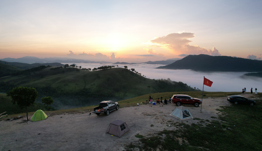 Để săn được mây trên đỉnh Phượng Hoàng, nhiều người đã chọn cắm trại qua đêm.