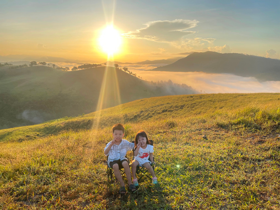 Nơi đây được ví như thảo nguyên hoang sơ, bao quanh là những ngọn núi nhấp nhô, hàng thông xanh mát.