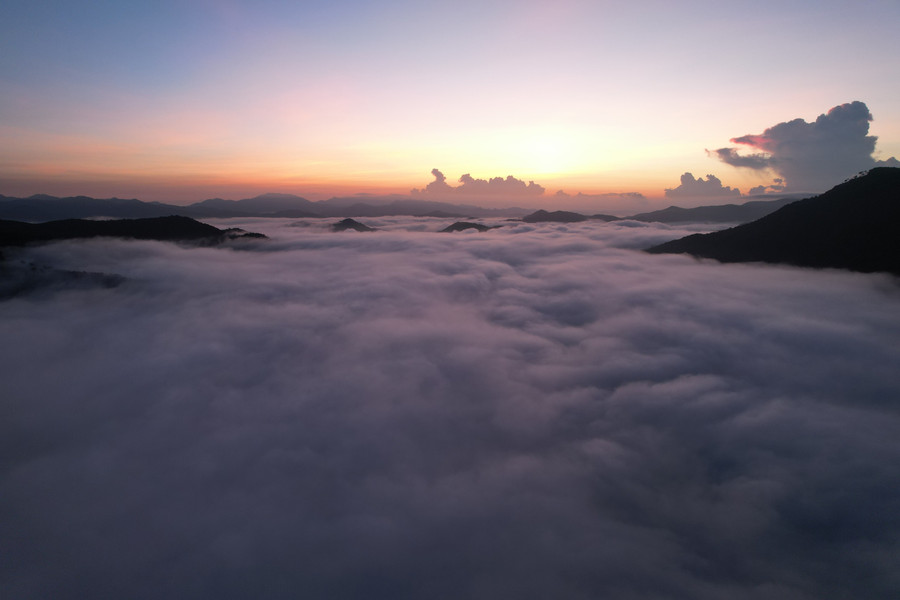 Những đám mây bay tạo nên khung cảnh như những thác nước đang đổ xuống dưới.