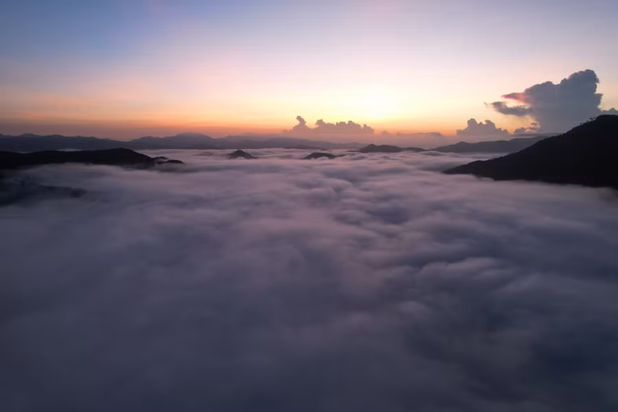 Những đám mây bay tạo nên khung cảnh như những thác nước đang đổ xuống dưới.