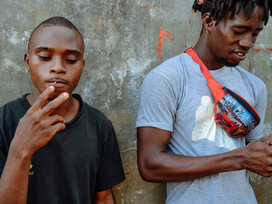 Thanh niên Sierra Leone công khai hút kush trên đường phố. Thanh niên Sierra Leone công khai hút kush trên đường phố.