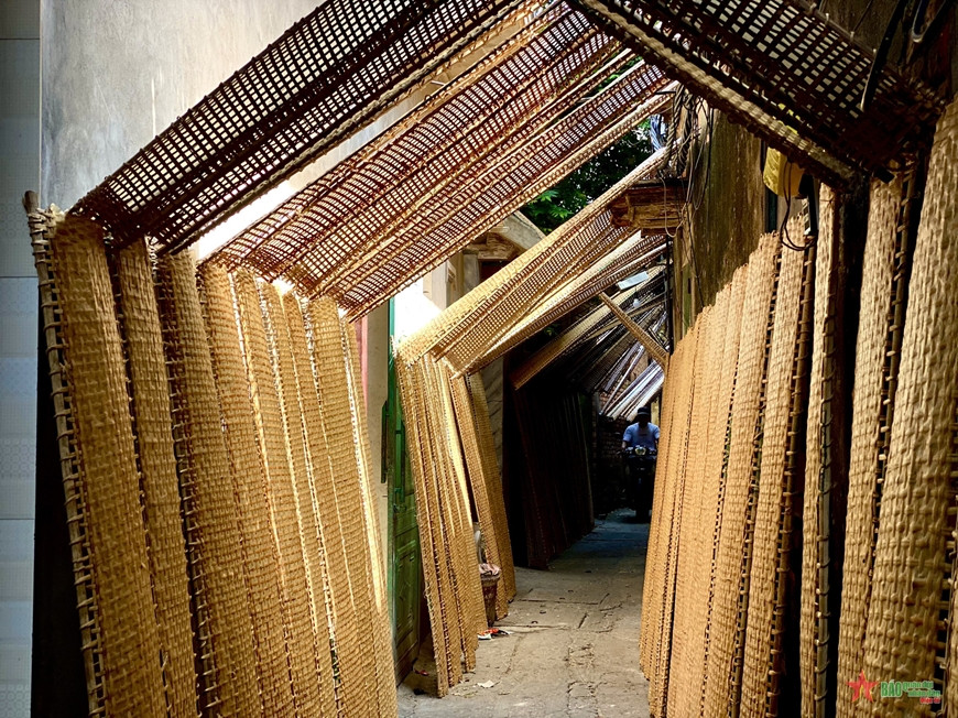 Nghề làm bánh đa nem ở làng Thổ Hà. Ảnh: ITN.