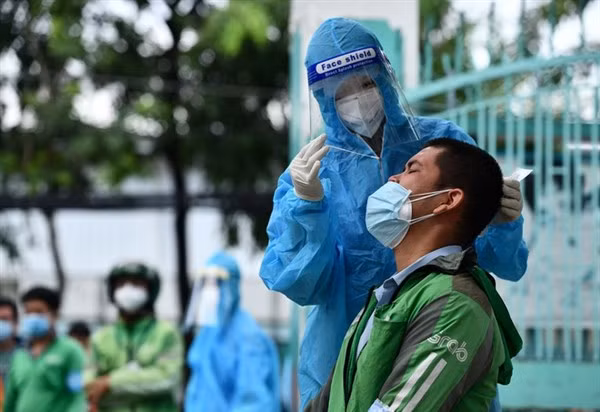 Một shipper làm xét nghiệm Covid-19.