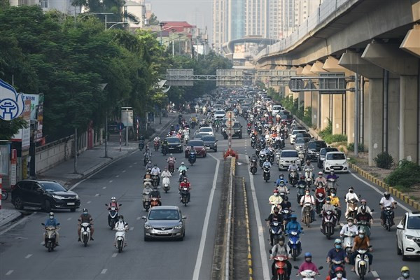 Giao thông nội đô tăng cao, người dân đeo khẩu trang ra đường.