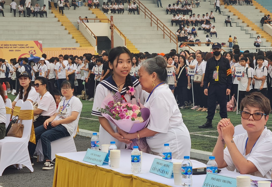 Cô Đào Kim Oanh (Chủ tịch HĐQT trường THCS&THPT Lương Thế Vinh) xúc động nhận hoa từ học sinh. Cô Đào Kim Oanh (Chủ tịch HĐQT trường THCS&THPT Lương Thế Vinh) xúc động nhận hoa từ học sinh.