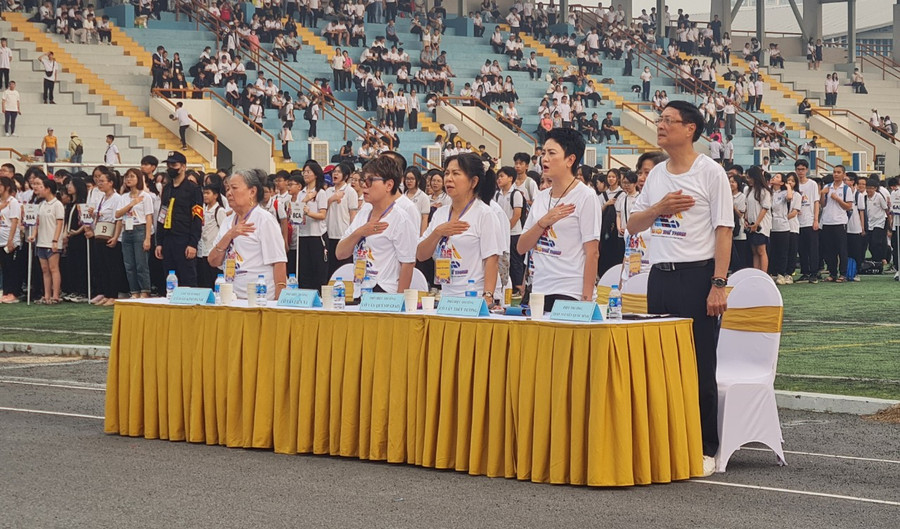 Lãnh đạo nhà trường thực hiện nghi thức hát quốc ca Lãnh đạo nhà trường thực hiện nghi thức hát quốc ca