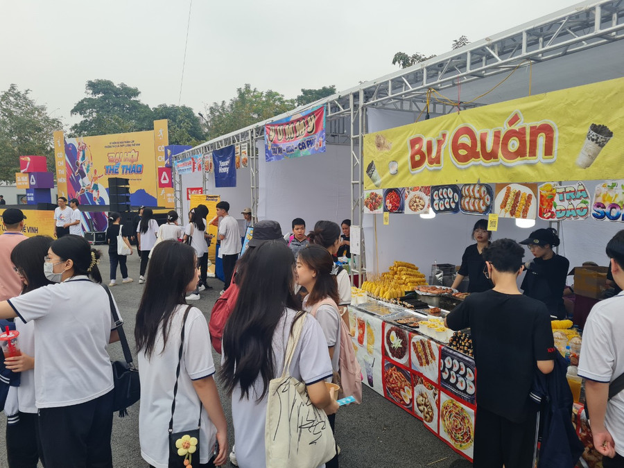 Nhiều gian hàng được bày bán tại khu vực Nhiều gian hàng được bày bán tại khu vực