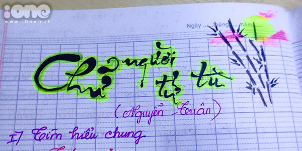Cô bạn sử dụng kiểu chữ thư pháp để gợi tả nét bút rồng bay phượng múa của nhân vật Huấn Cao trong tác phẩm Chữ người tử tù. cach-trang-tri-tua-bai-doc-dao-trong-vo-van-cua-nu-sinh-lop-12-2