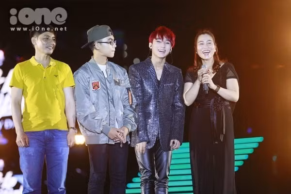 Sơn Tùng mời cả gia đình gồm bố mẹ và em trai Bảo Hoàng lên sân khấu giao lưu. Cả gia đình cùng hát ca khúc ý nghĩa Thái Bình mồ hôi rơi. Sơn Tùng mời cả gia đình gồm bố mẹ và em trai Bảo Hoàng lên sân khấu giao lưu. Cả gia đình cùng hát ca khúc Thái Bình mồ hôi rơi.