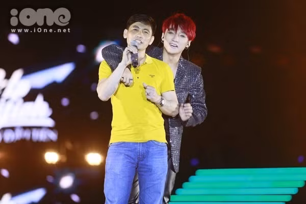 Tùng tâm sự vẫn thường gọi bố là "Anh". Vì bố đẹp trai nên anh chàng rất ngại chụp ảnh chung vì sợ bị khen bố đẹp trai hơn. Khoảnh khắc hai bố con Sơn Tùng tình cảm trên sân khấu khiến fan ghen tỵ. Tùng tâm sự vẫn thường gọi bố là anh. Vì bố đẹp trai nên rất ngại chụp ảnh chung vì sợ bị khen bố đẹp trai hơn. Khoảnh khắc hai bố con Sơn Tùng tình cảm trên sân khấu khiến fan ghen tỵ