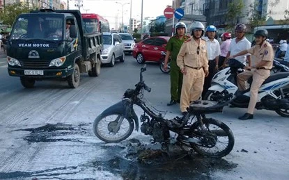 Phóng hỏa đốt rụi xe máy giữa phố vì... hết tiền nhậu