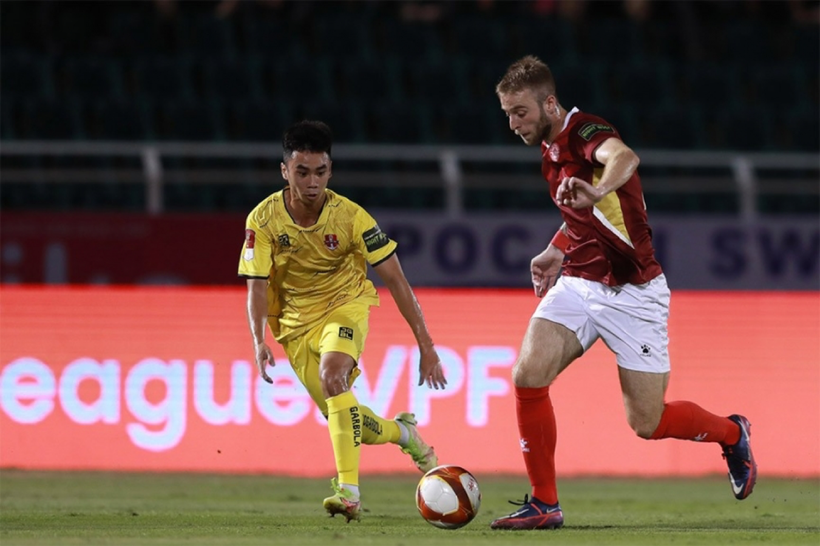 Ngoại binh Alexander Bruce gây thất vọng trong trận câu lạc bộ Thành phố Hồ Chí Minh thua Hải Phòng FC 0-1 ở vòng 2 V.League 2023. Ngoại binh Alexander Bruce gây thất vọng trong trận câu lạc bộ Thành phố Hồ Chí Minh thua Hải Phòng FC 0-1 ở vòng 2 V.League 2023.