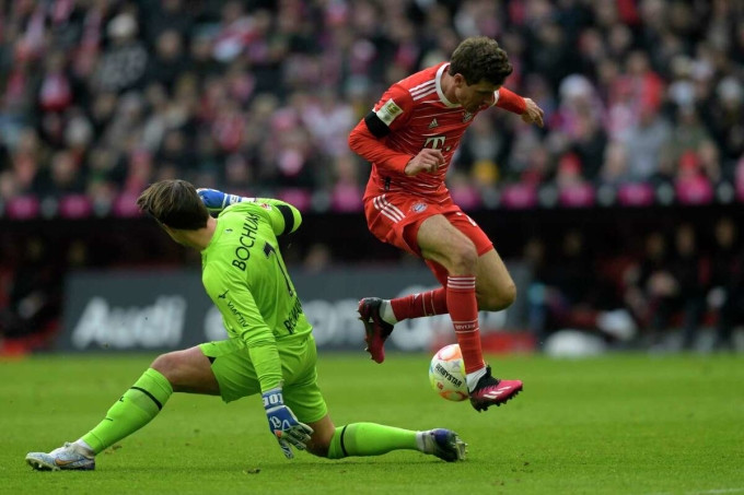 Muller đẩy bóng qua thủ môn Riemann để ghi bàn trong trận gặp Bochum tối 11/2.