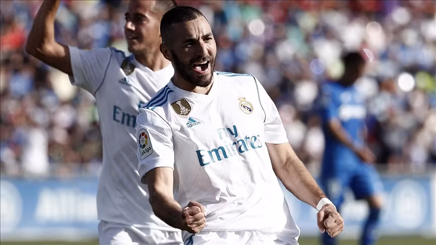 Demiral cũng tổ chức bán áo đấu có chữ ký của Karim Benzema.