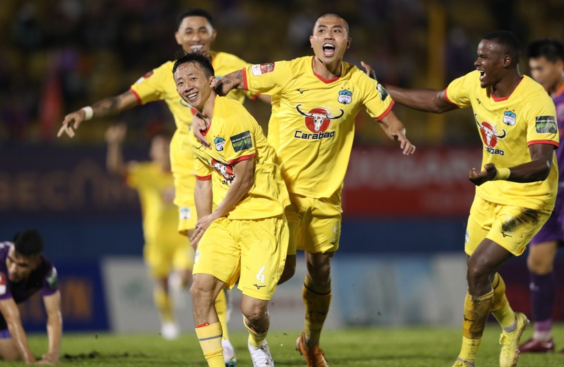 Hoàng Anh Gia Lai muốn có chiến thắng đầu tay ngay tại sân Thiên Trường của Nam Định. Hoàng Anh Gia Lai muốn có chiến thắng đầu tay ngay tại sân Thiên Trường của Nam Định.