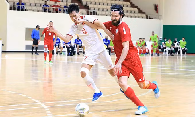 Thành Tín (số 12) tranh bóng với El Dine, cầu thủ hay nhất bên phía Lebanon