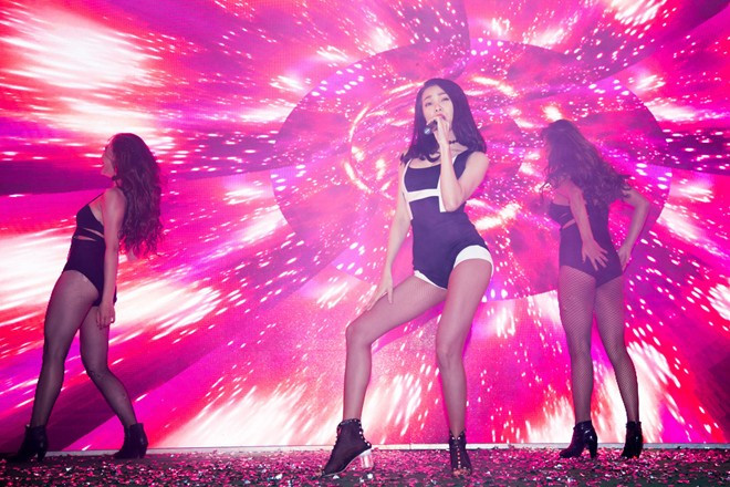 Trà Ngọc Hằng khoe vũ đạo nóng bỏng trên sân khấu