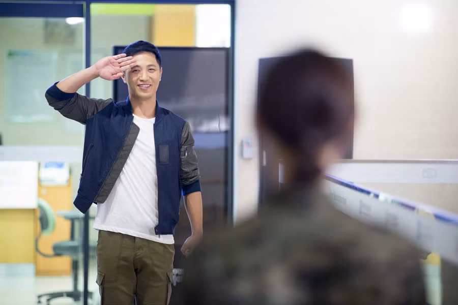 Nụ cười hiếm hoi của đội phó Seo Dae Young. Nụ cười hiếm hoi của đội phó Seo Dae Young.