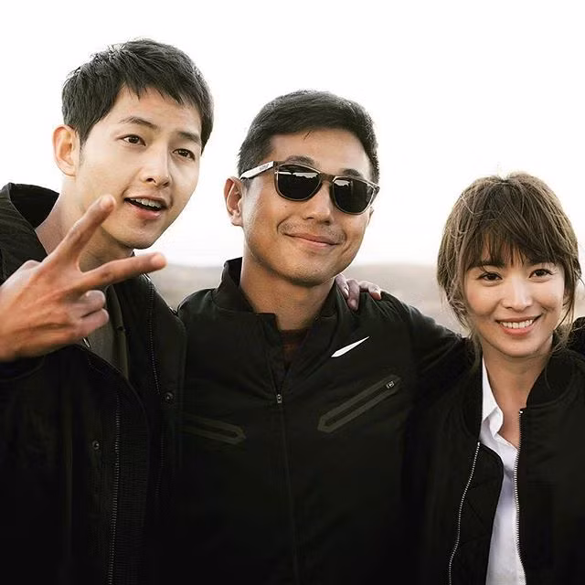 2 ngôi sao chính chụp ảnh với đạo diễn Lee Eung Bok – một trong 2 người cầm trịch của phim. 2 ngôi sao chính chụp ảnh với đạo diễn Lee Eung Bok – một trong 2 người cầm trịch của phim.