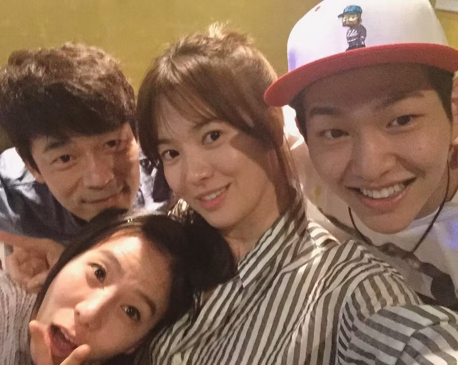 Song Hye Kyo khoe ảnh chụp cùng các bạn diễn trong phim trên trang cá nhân. Hậu duệ mặt trời không chỉ gây sốt ở Hàn Quốc với rating 24% mà còn được khán giả Trung Quốc quan tâm. Sau 4 tập đầu trình chiếu trên trang web chia sẻ video iQiyi, bộ phim đạt 120 triệu lượt xem. Song Hye Kyo khoe ảnh chụp cùng các bạn diễn trong phim trên trang cá nhân. Hậu duệ mặt trời không chỉ gây sốt ở Hàn Quốc với rating 24% mà còn được khán giả Trung Quốc quan tâm. Sau 4 tập đầu trình chiếu trên trang web chia sẻ video iQiyi, bộ phim đạt 120 triệu lượt xem.