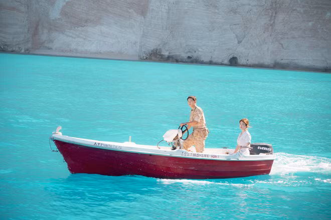 Descendants of the Sun được đầu tư kinh phí lớn về mặt hình ảnh. Đoàn phim chọn hòn đảo Zakynthos của Hy Lạp là địa điểm quay ngoại cảnh. Khán giả không khỏi xuýt xoa trước bối cảnh biển đảo trong phim. Descendants of the Sun được đầu tư kinh phí lớn về mặt hình ảnh. Đoàn phim chọn hòn đảo Zakynthos của Hy Lạp là địa điểm quay ngoại cảnh. Khán giả không khỏi xuýt xoa trước bối cảnh biển đảo trong phim.