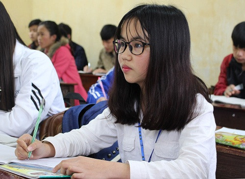 9 năm liền Quế Anh đạt danh hiệu học sinh giỏi, em mơ ước sau này trở thành bác sĩ chữa bệnh xương thủy tinh. Ảnh. Hồng Vân uoc-mo-tro-thanh-bac-si-cua-co-be-xuong-thuy-tinh