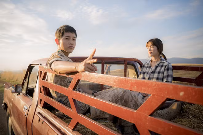 Descendants of the Sun (Hậu duệ mặt trời) đang thu hút sự chú ý của khán giả mỗi tối thứ 4 – 5 trên đài KBS. Bộ phim lấy đề tài quân đội và y khoa kể về sự nghiệp và tình yêu của các nhân vật là những người lính, bác sĩ. Trong đó cặp đôi chính do Song Hye Kyo – Song Joong Ki mang đến câu chuyện tình yêu thú vị. Mới đây, đài KBS tiết lộ loạt ảnh hậu trường của đôi tình nhân màn ảnh. Descendants of the Sun (Hậu duệ mặt trời) đang thu hút sự chú ý của khán giả mỗi tối thứ 4 – 5 trên đài KBS. Bộ phim lấy đề tài quân đội và y khoa kể về sự nghiệp và tình yêu của các nhân vật là những người lính, bác sĩ. Trong đó cặp đôi chính do Song Hye Kyo – Song Joong Ki mang đến câu chuyện tình yêu thú vị. Mới đây, đài KBS tiết lộ loạt ảnh hậu trường của đôi tình nhân màn ảnh.