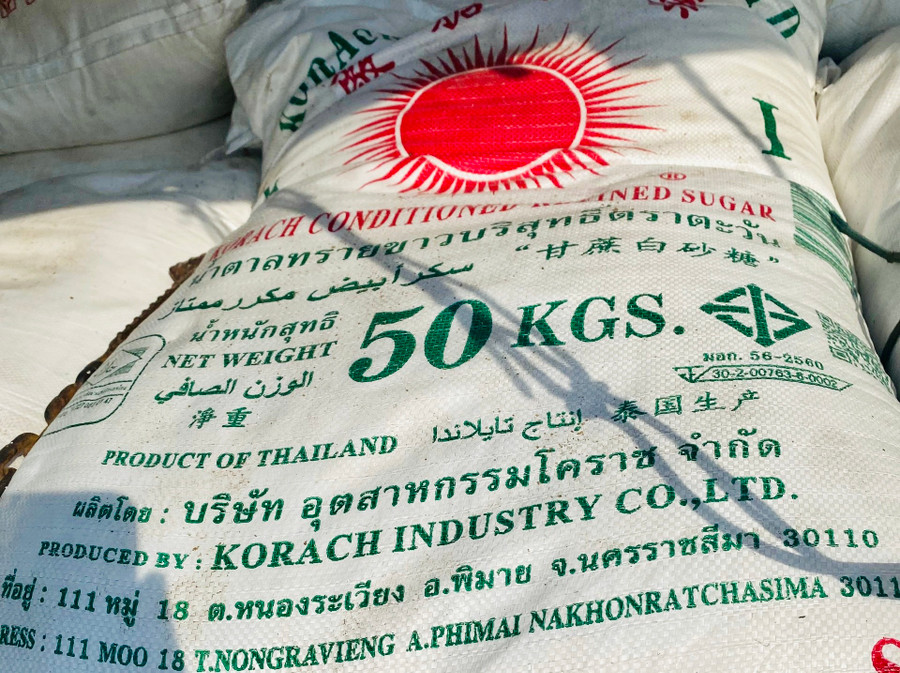 Chữ nước ngoài in trên các bao tải đường.