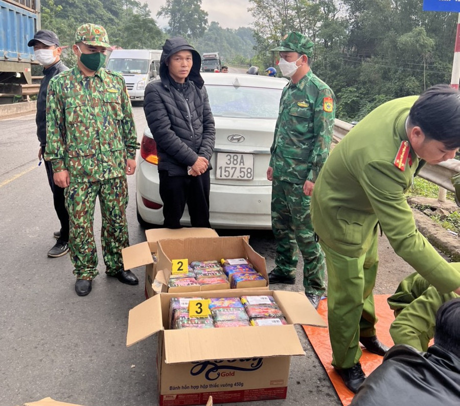 Đối tượng Trần Bá Diên (43 tuổi), từ huyện Nghi Xuân, tỉnh Hà Tĩnh bị bắt khi điều khiển ô tô vận chuyển 113 kg pháo. Đối tượng Trần Bá Diên (43 tuổi), từ huyện Nghi Xuân, tỉnh Hà Tĩnh bị bắt khi điều khiển ô tô vận chuyển 113 kg pháo.