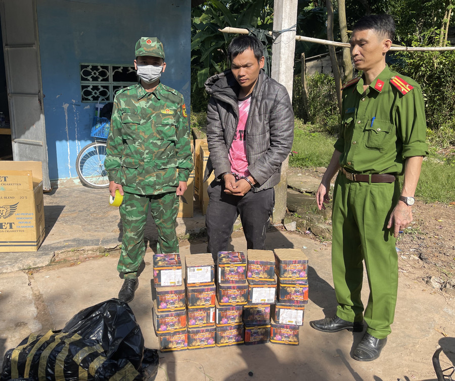 Bộ đội Biên phòng Quảng Trị và Công an huyện Hướng Hóa bắt đối tượng Nguyễn Thượng Thông (SN 1990, trú thôn Long Phụng, xã Tân Long, huyện Hướng Hóa) vận chuyển 40 hộp pháo. Bộ đội Biên phòng Quảng Trị và Công an huyện Hướng Hóa bắt đối tượng Nguyễn Thượng Thông (SN 1990, trú thôn Long Phụng, xã Tân Long, huyện Hướng Hóa) vận chuyển 40 hộp pháo.