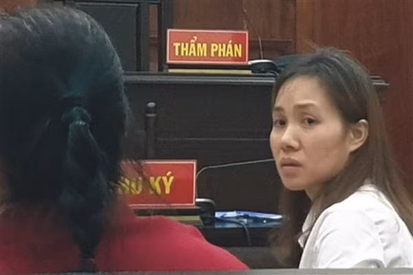 Bà Hoàng Thị Lệ Quyên (phải) tại một phiên tòa trước đây.