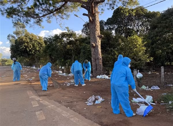 Tình nguyện viên hỗ trợ dọn rác tại chốt kiểm soát dịch Covid-19