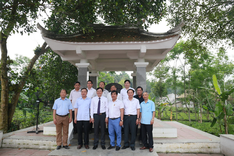 Các đại biểu chụp ảnh lưu niệm tại khu di tích