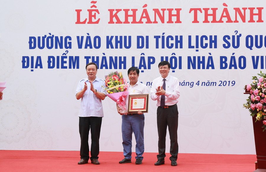 Ông Hồ Quang Lợi trao tặng Kỉ niệm chương Vì sự nghiệp báo chí Việt Nam cho ông Hồ Minh Hoàng – Chủ tịch Tập đoàn Đèo Cả.