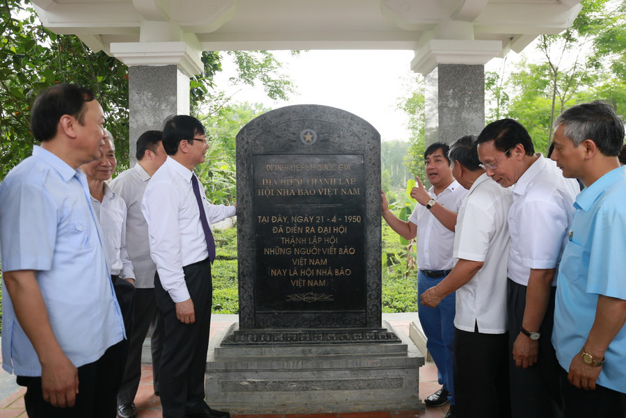 Các đại biểu thăm di tích nơi thành lập Hội Nhà báo Việt Nam, xóm Roòng Khoa, xã Điềm Mặc.