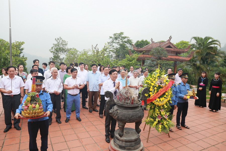 Ông Hồ Quang Lợi cùng các đại biểu dâng hương tưởng niệm Chủ tịch Hồ Chí Minh - người thầy vĩ đại của Báo chí cách mạng Việt Nam tại Nhà tưởng niệm Người ở Đèo De, xã Phú Đình (Định Hóa),
