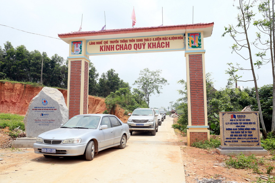 Đường vào Di tích lịch sử quốc gia “Địa điểm thành lập Hội nhà báo Việt Nam” tại chính nơi thành lập Hội cách đây 69 năm ở thôn Roòng Khoa, xã Điềm Mặc, ATK Định Hóa