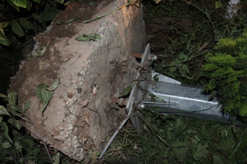 Hy hữu: Cột đèn đường bỗng nhiên đổ sập, hai người bị thương nặng - Ảnh 4 Hy hữu: Cột đèn đường bỗng nhiên đổ sập, hai người bị thương nặng - Ảnh 4