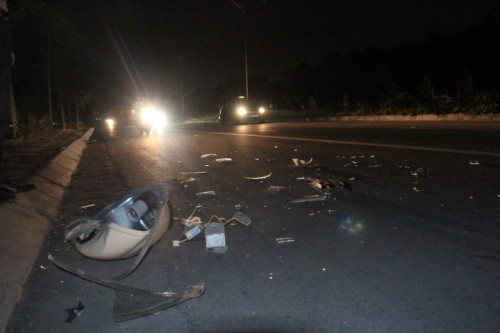 Hy hữu: Cột đèn đường bỗng nhiên đổ sập, hai người bị thương nặng - Ảnh 3 Hy hữu: Cột đèn đường bỗng nhiên đổ sập, hai người bị thương nặng - Ảnh 3