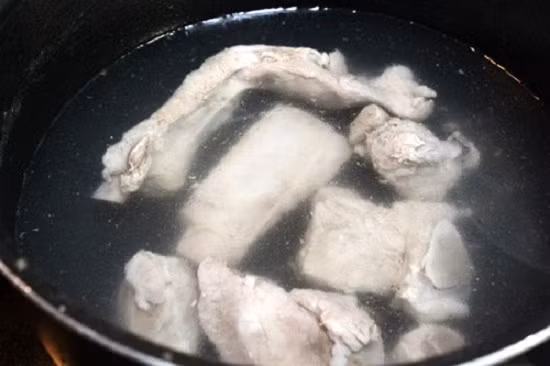 Canh sườn non nấu bí đao thơm ngon cho bữa tối - Ảnh 3